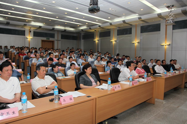集團公司和駐濟權屬單位領導、機關員工在認真聆聽講座