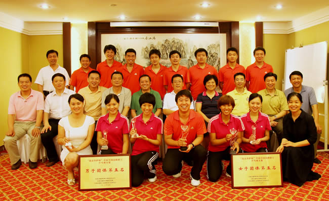 公司領(lǐng)導(dǎo)與運(yùn)動(dòng)員合影