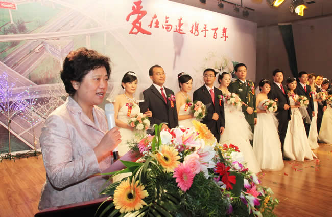 集團公司黨委副書記、紀委書記、工會主席李萍同志在結婚儀式上致辭祝賀