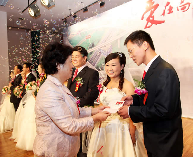 李萍書記為新人證婚，頒發(fā)結婚證書