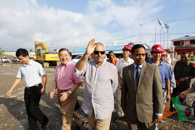 總統(tǒng)先生及傅大使向所有現(xiàn)場(chǎng)的工作人員問(wèn)好