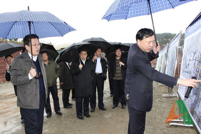 王玉君總經理在遂寧市趙洪武副市長陪同下冒雨考察調研安居區BT項目
