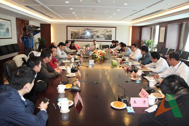 5月11日上午，王玉君總經理，孫富軍副總經理及相關部室負責人與來訪的廣東省交通集團客人會談