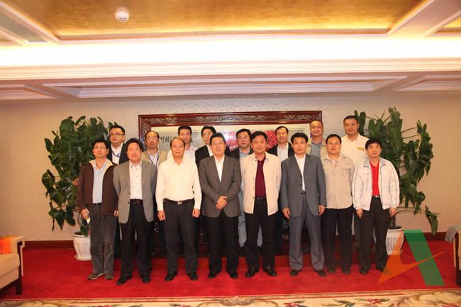 王玉君總經理，孫富軍副總經理、艾貽忠總經理助理與來訪客人合影留念