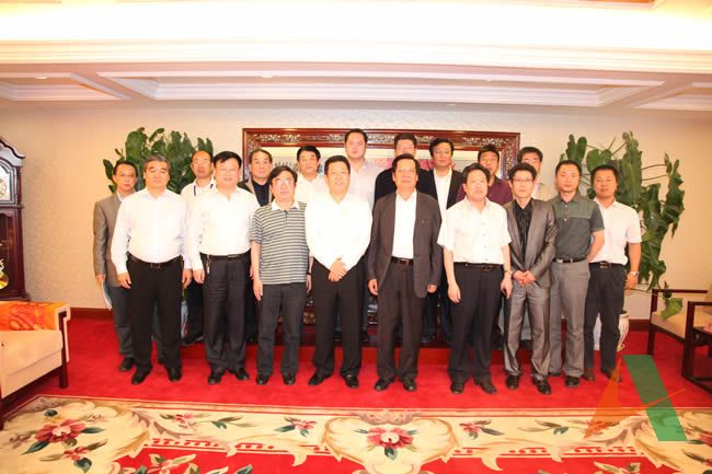 總經(jīng)理王玉君，總經(jīng)理助理、總工程師艾貽忠與來訪客人合影留念