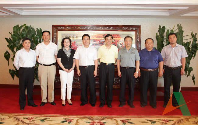 集團總經理王玉君與來訪客人合影