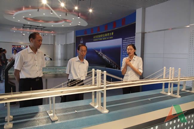 大眾報業集團編委會編委、秘書長徐守禮在集團公司黨委委員、黨委工作部部長何繼軍的陪同下，參觀紅島展廳并聽取大橋情況介紹