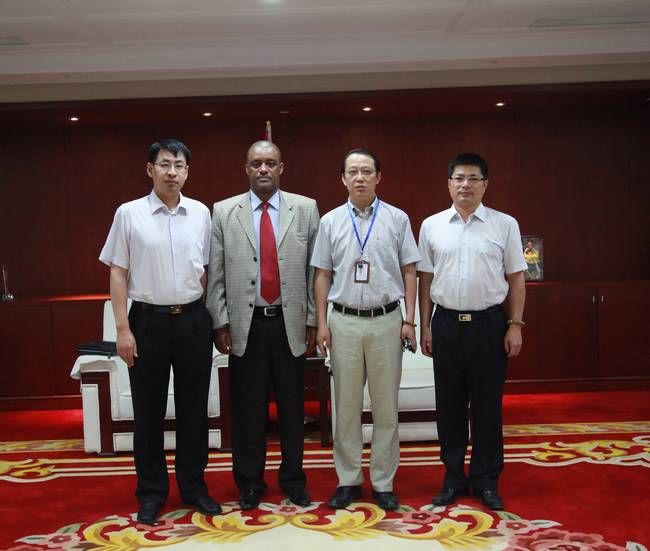 國際合作公司總經理孟巖同客人合影