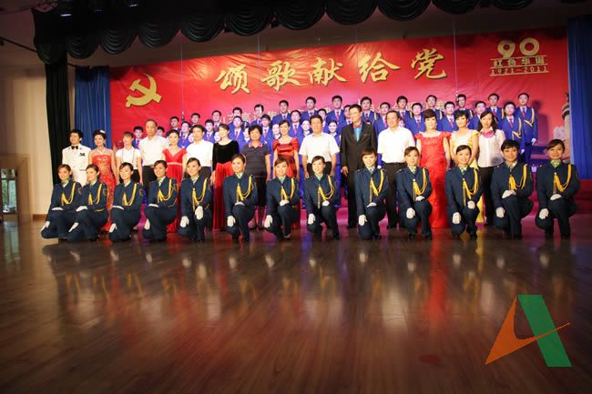 集團(tuán)公司領(lǐng)導(dǎo)與參賽選手合影留念