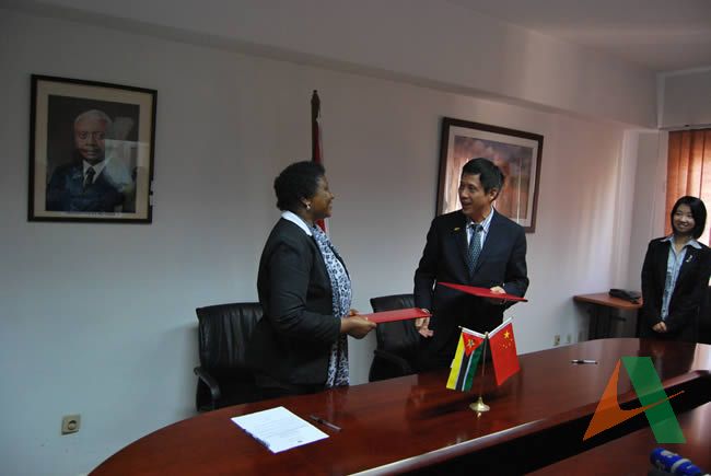 我駐莫桑比克使館經濟商務參贊處參贊劉曉暉與莫桑比克教育部部長常務秘書Maria de Fatima Zacarias女士交換交接證書上