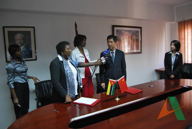 新華社駐莫桑比克記者及莫桑比克國家電視臺、莫桑比克中央電臺等當地主要媒體在簽字儀式進行采訪