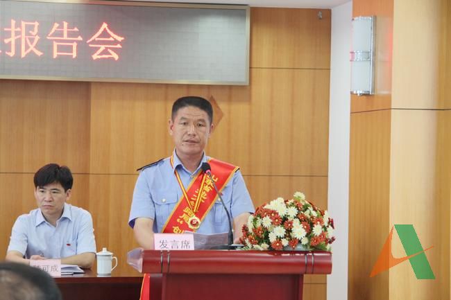 優(yōu)秀黨員代表做先進(jìn)事跡報告