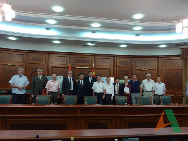 王玉君總經(jīng)理同塞爾維亞基礎(chǔ)設(shè)施部部長合影