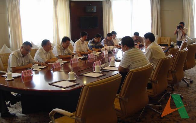 與河南中州鐵路控股有限公司進行座談，聽取有關項目情況介紹