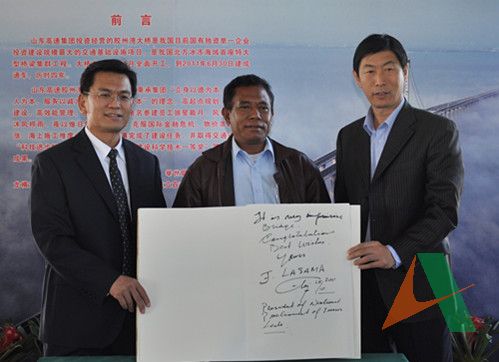 東帝汶國民議會(huì)議長費(fèi)爾南多?拉馬薩先生為山東高速膠州灣大橋題詞