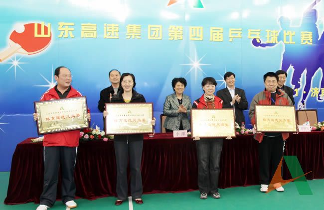 領導為獲獎單位頒獎