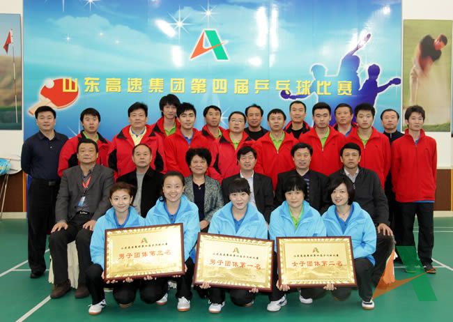 與參賽隊員合影留念