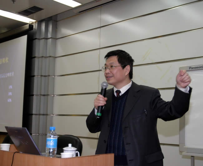 張錫民教授在進(jìn)行講座中