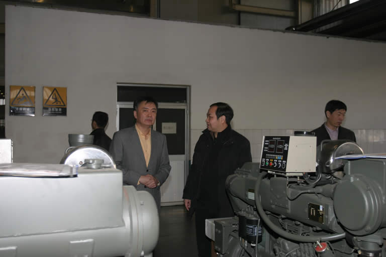 參觀發(fā)動(dòng)機(jī)實(shí)驗(yàn)室