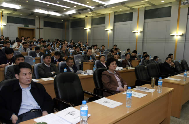 集團(tuán)公司副總經(jīng)理馬驥（前排右）、孫富軍（前排左）參加培訓(xùn)講座