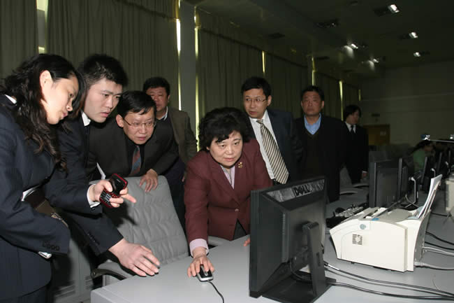 李書記參觀監控調度中心