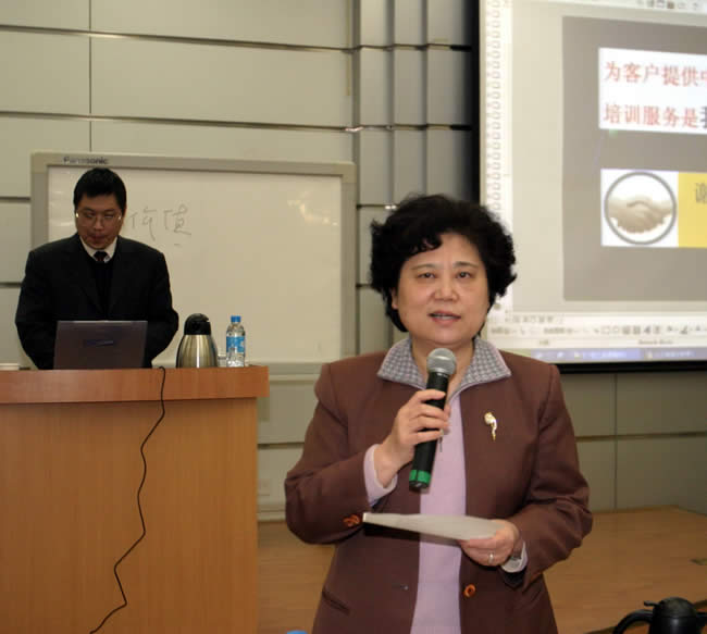 集團(tuán)公司黨委副書記、紀(jì)委書記、工會(huì)主席李萍主持講座