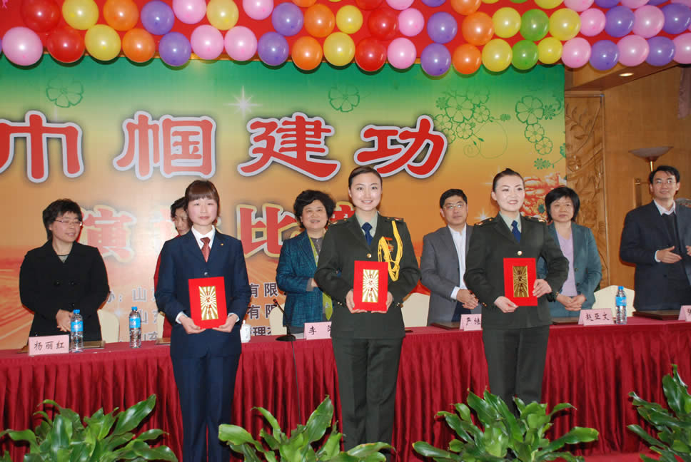 三位一等獎獲獎選手上場領獎